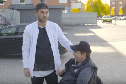 Ο Αϊνταρέβιτς συγκινεί δίπλα σε έναν νεαρό με κινητικά προβλήματα