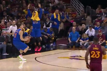 Πανηγύρισαν το τρίποντο του Thompson πριν μπει!