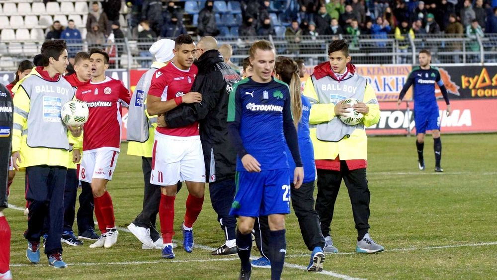 Ένας Παναθηναϊκός… συμπιεσμένος από παντού!