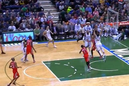 Ήρθε και κάρφωσε από το… πουθενά ο Αντετοκούνμπο!