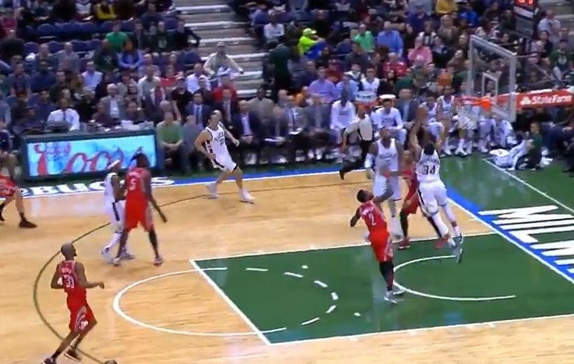 Ήρθε και κάρφωσε από το… πουθενά ο Αντετοκούνμπο!