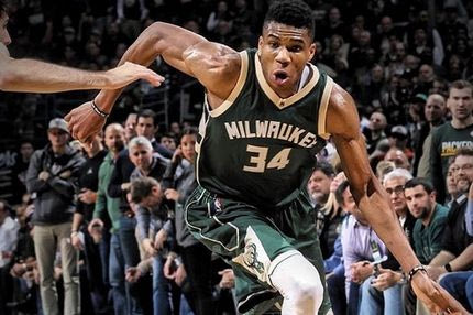 Σπάνια PHOTO: Ο Αντετοκούνμπο ντυμένος τσολιάς κρατώντας την ελληνική σημαία