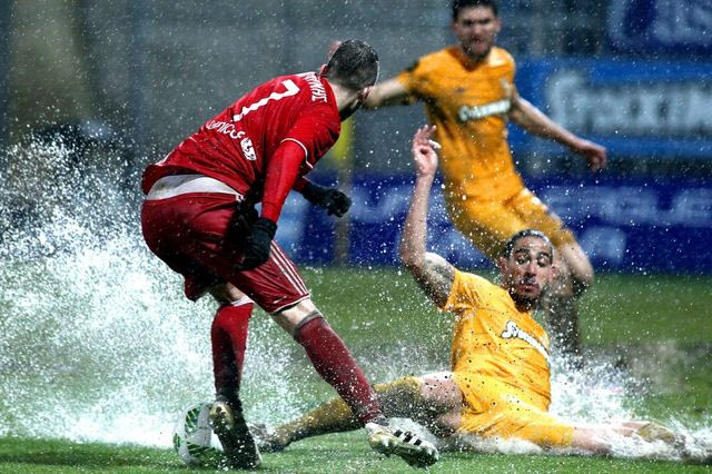 Μετά την Κρήτη, “γλίστρησε” και στη βροχερή Τρίπολη ο Ολυμπιακός