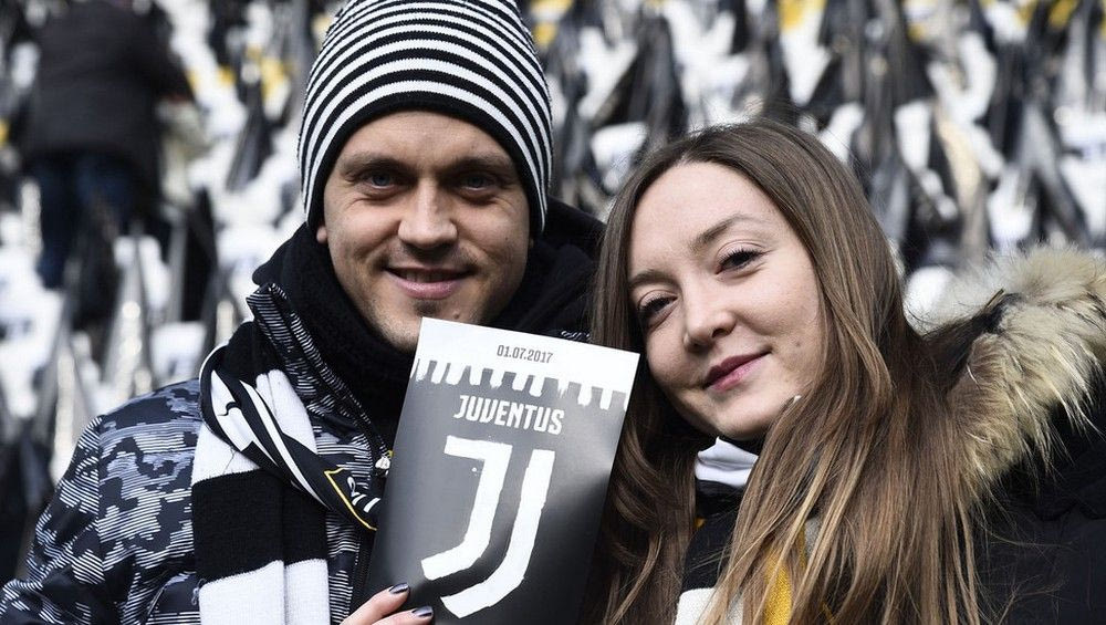 Γέμισαν το γήπεδο με το νέο σήμα της Γιουβέντους