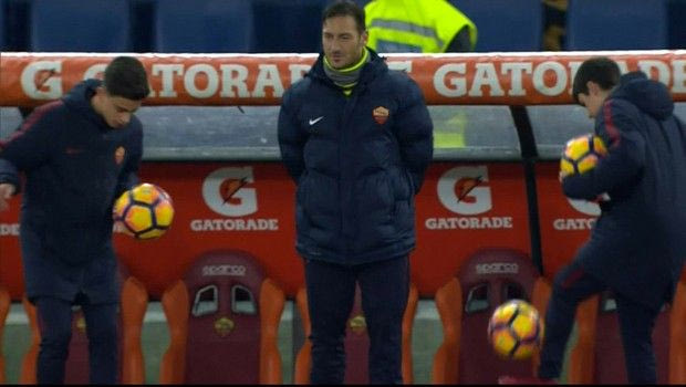 “Σκόραρε” στο ημίχρονο μαζί με ball boy ο Τότι!