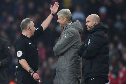 Ο Βενγκέρ “τρελάθηκε” και έσπρωχνε τον 4ο διαιτητή!