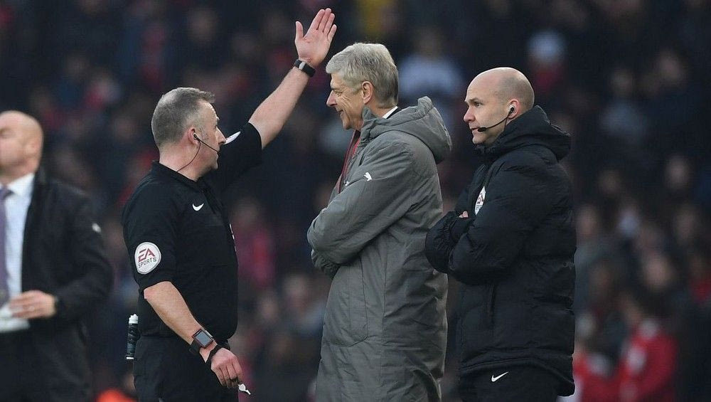 Ο Βενγκέρ “τρελάθηκε” και έσπρωχνε τον 4ο διαιτητή!