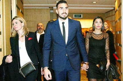 Ο Ρομπέρτο, η sexy Μισέλ και το κοστούμι του Φορτούνη