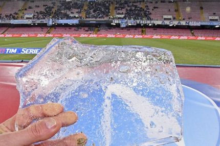 Τεράστιο κομμάτι πάγου στο χορτάρι του San Paolo!