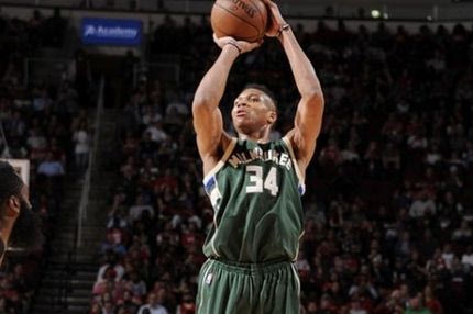 Δεν κατάφερε να σταματήσει τον Harden ο Giannis, παρά το double-double