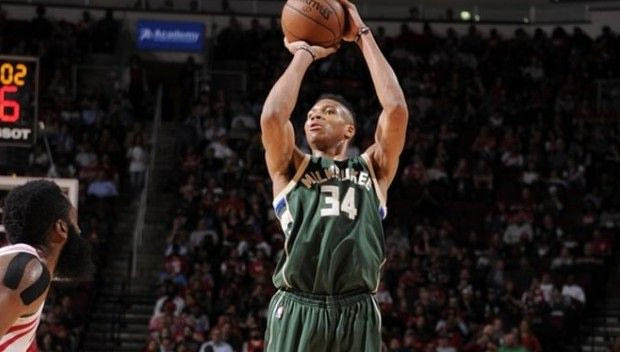 Δεν κατάφερε να σταματήσει τον Harden ο Giannis, παρά το double-double