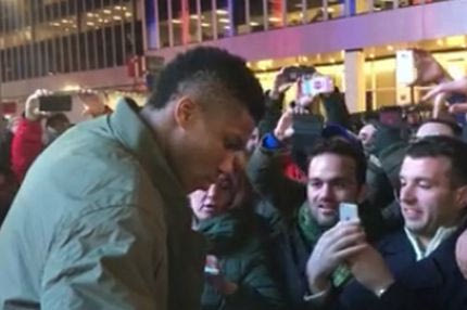 ΑΠΟΘΕΩΣΗ Γιάννη και ΣΕΒΑΣΜΟΣ στη σημαία!