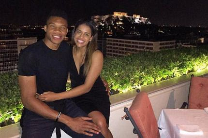 Το… τσίμπησε το πρωτοχρονιάτικο φιλί της Μαράια ο Giannis!