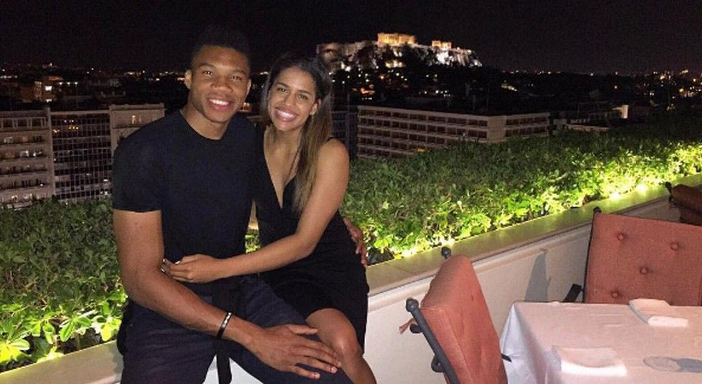 Το… τσίμπησε το πρωτοχρονιάτικο φιλί της Μαράια ο Giannis!