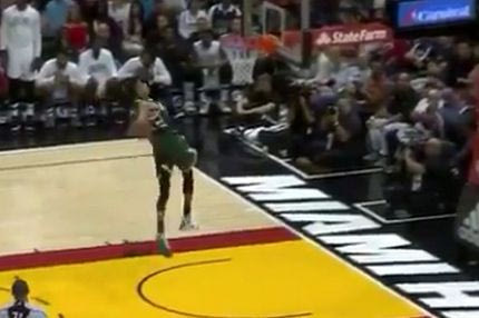 Απίθανο κάρφωμα “ανεμόμυλος” από τον Αντετοκούνμπο