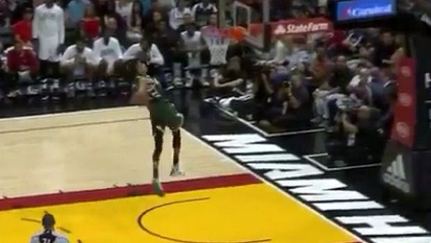 Απίθανο κάρφωμα “ανεμόμυλος” από τον Αντετοκούνμπο