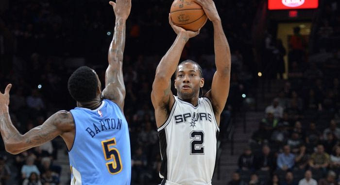 Ο Λέοναρντ κάνει “όργια” και οδηγεί τους Σπερς