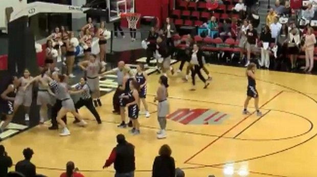 Τρομερό ξύλο σε αγώνα γυναικών!