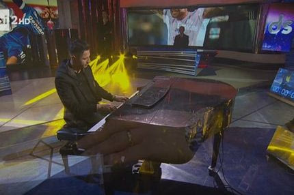 Ο επιθετικός που “μάγεψε” παίζοντας live πιάνο στην “Αθλητική Κυριακή”!