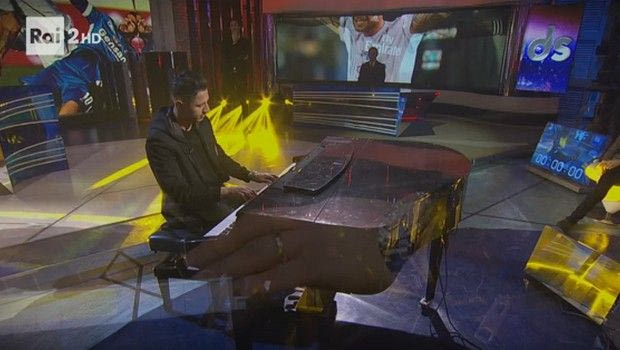 Ο επιθετικός που “μάγεψε” παίζοντας live πιάνο στην “Αθλητική Κυριακή”!