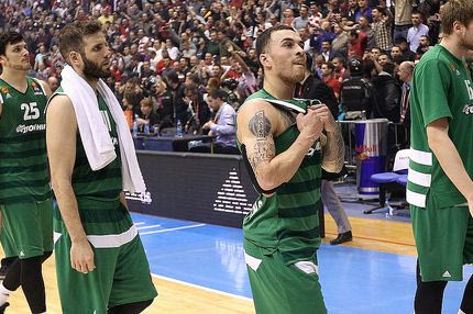 Ο Πασκουάλ παρασύρεται από τους παίκτες του