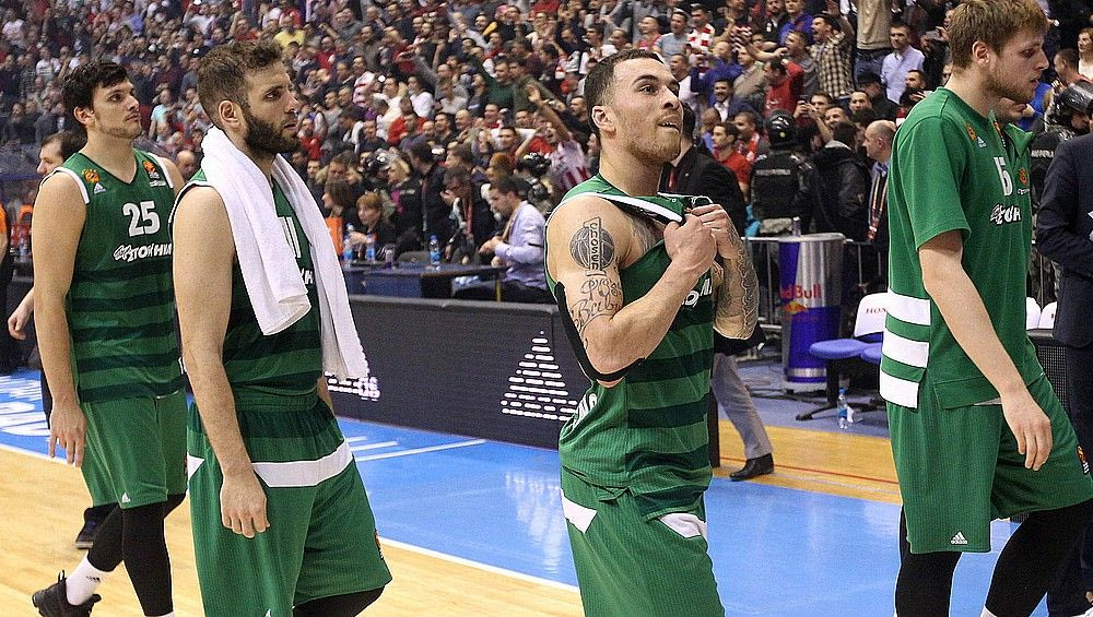 Ο Πασκουάλ παρασύρεται από τους παίκτες του