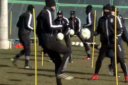 Με σκουφιά και κασκόλ στην προπόνηση οι παίκτες του ΠΑΟΚ