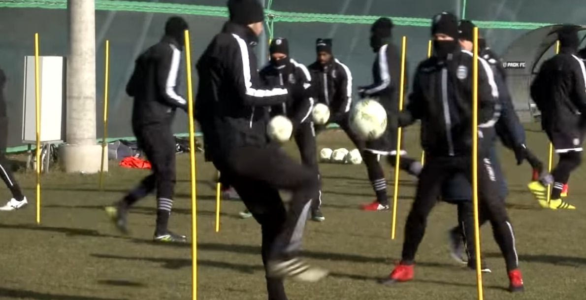 Με σκουφιά και κασκόλ στην προπόνηση οι παίκτες του ΠΑΟΚ