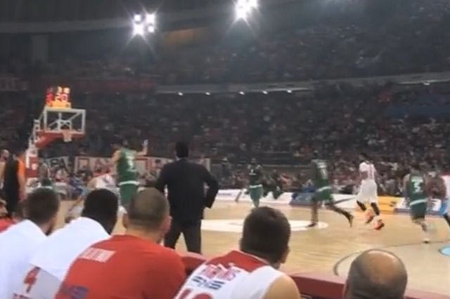 Όλα όσα δεν έδειξαν οι κάμερες από το “αιώνιο” ντέρμπι