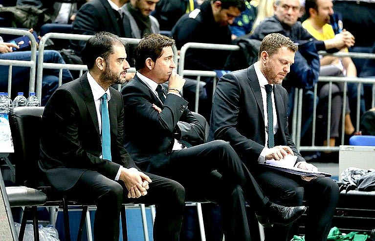 Ο Πασκουάλ όταν χάνει, κοιτάζει την κερκίδα!