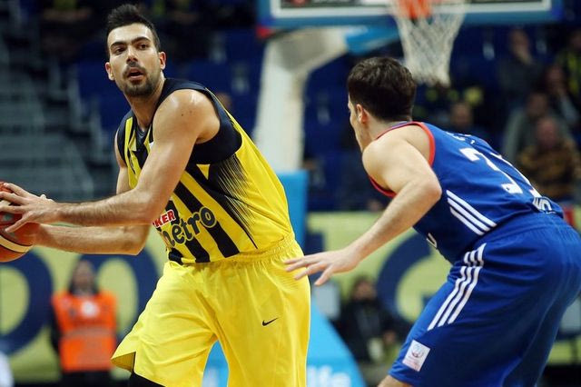 Αρχηγική εμφάνιση Σλούκα με Εφές