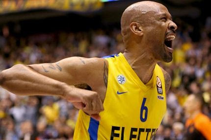 Η τρίποντη “βόμβα” του Σμιθ με την οποία νίκησε το ρολόι!