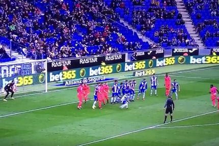 Πέρασε τη μπάλα κάτω από το τείχος και σκόραρε!