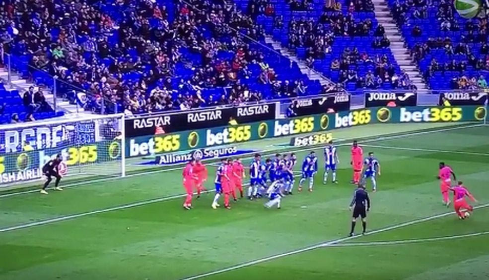 Πέρασε τη μπάλα κάτω από το τείχος και σκόραρε!