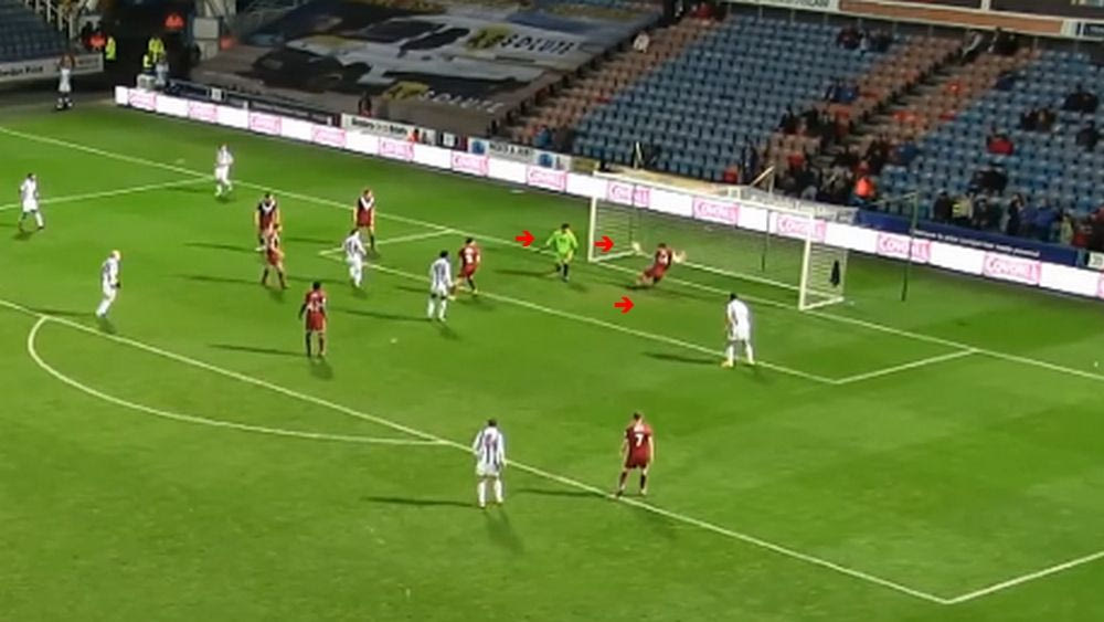 Τρομερή διπλή απόκρουση πάνω στη γραμμή!