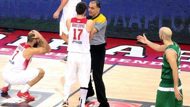 “Βράζουν” στον Ολυμπιακό για τη διαιτησία