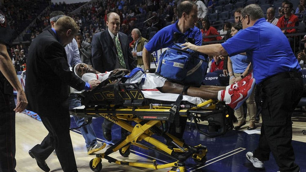 Παίκτης λιποθύμησε την ώρα του τάιμ άουτ