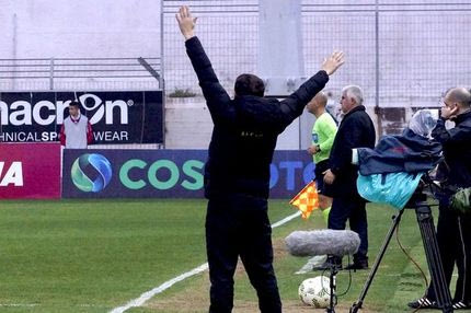 “Έκρηξη” στον πάγκο της ΑΕΚ για τον διαιτητή