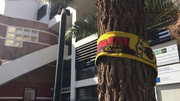 “Κατάληψη” στο δημαρχείο από οπαδούς της ΑΕΚ