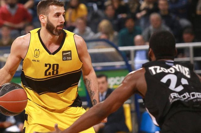 “Φωτιά” στην άμυνα ο Άρης