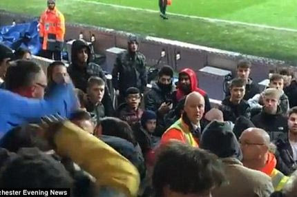 Οπαδοί της Μπλάκμπερν επιτίθενται σε φίλο της Γιουνάιτεντ