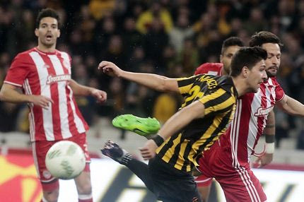 Χτίζει… παράδοση στις κόκκινες κάρτες με την ΑΕΚ ο Μποτία