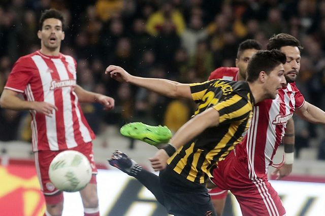 Χτίζει… παράδοση στις κόκκινες κάρτες με την ΑΕΚ ο Μποτία