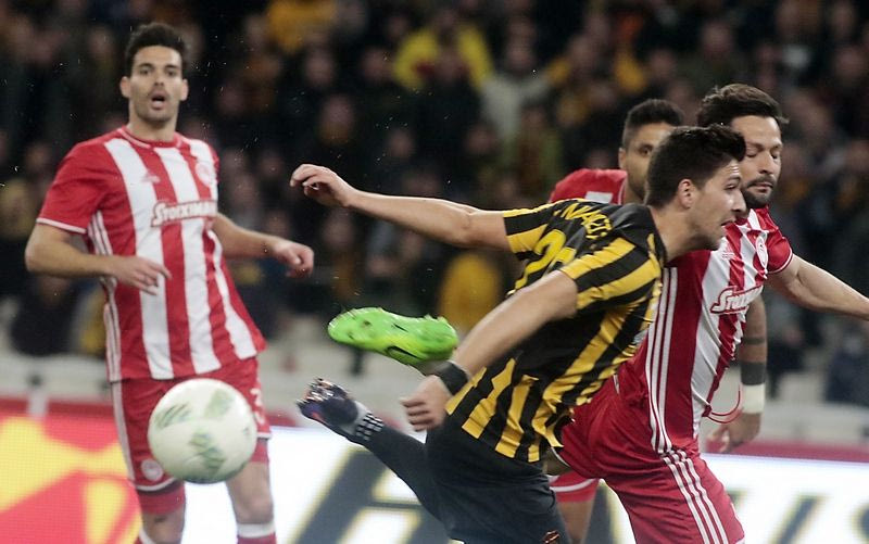 Χτίζει… παράδοση στις κόκκινες κάρτες με την ΑΕΚ ο Μποτία