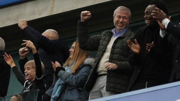 O Εσιέν πανηγυρίζει στα VIP δίπλα στον Αμπράμοβιτς!