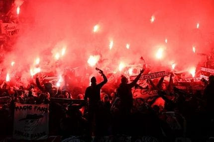Οι οπαδοί της Σεντ Ετιέν “έβαλαν φωτιά” στο Old Trafford!