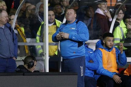 VIDEO: Η ομάδα του έχανε και αυτός έτρωγε σάντουιτς στον πάγκο!