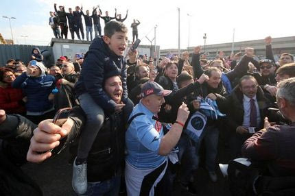 Η τρέλα των Ναπολιτάνων έφτασε ως το αεροδρόμιο!