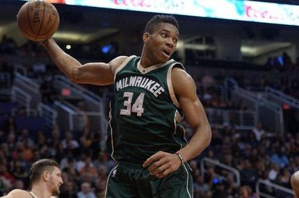 “Διέλυσε” τρεις παίκτες σε μια φάση και “κάρφωσε” ο Giannis!