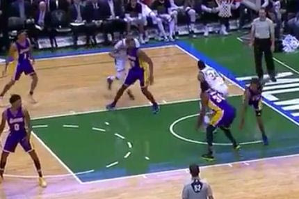 Ο Giannis κάρφωσε περνώντας κάτω από τα πόδια του Ίνγκραμ